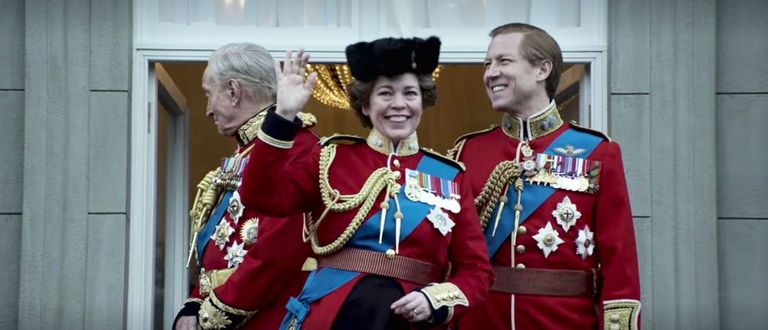 مشهد في مسلسل The Crown تحية الملكة إليزابيث الثانية ودوق إدنبرة من شرفة قصر بكينجام خلال احتفال "تروبينج ذا كلر" عام 1979. مشهد من مسلسل
