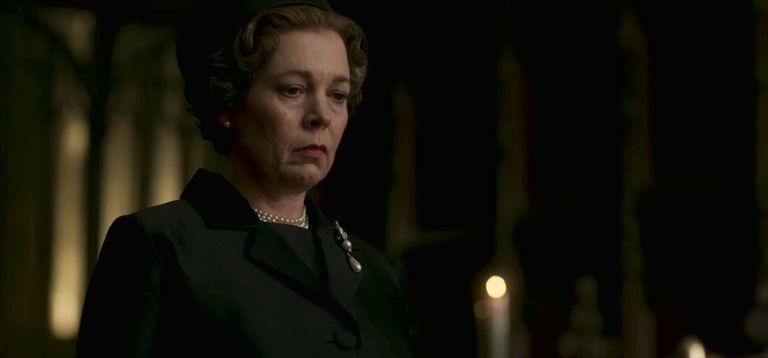 مشهد من مسلسل "ذا كراون" ظهور الملكة إليزابيث الثانية خلال تأبين الحاكم لويس مونتباتن بعد حادث اغتياله عام 1979. مشهد من مسلسل