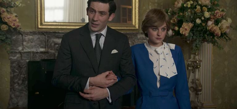 مشهد من مسلسل "ذا كراون" أو "التاج" تظهر الأميرة ديانا سبنسر والأمير تشارلز خلال إعلان خطبتهما في فبراير/شباط عام 1981 مشهد من مسلسل