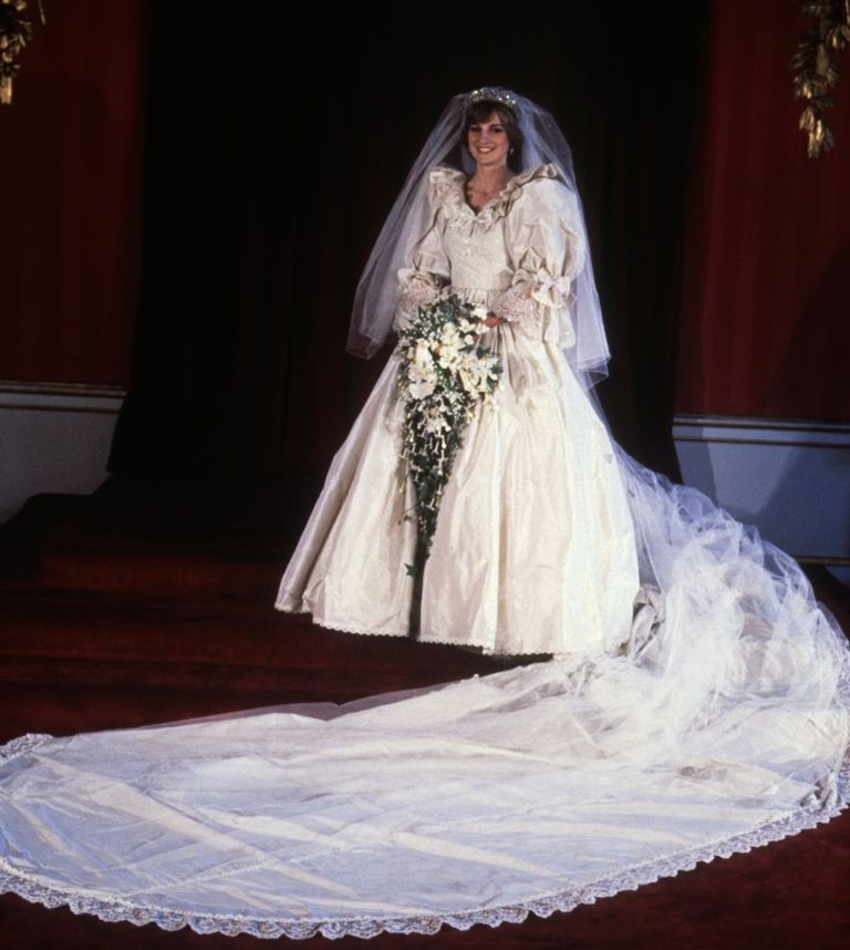 الأميرة ديانا سبنسر ترتدي فستان حفل الزواج في يوليو/تموز عام 1981. مشهد من مسلسل