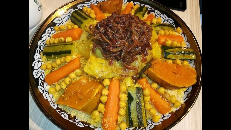 الكسكس المغربي من أشهر الأطباق في المغرب