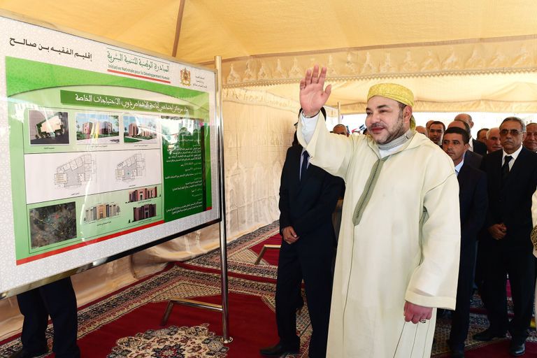 العاهل المغربي الملك محمد السادس الملك محمد السادس بصحبة مستفيدين من برنامج مبادرة التنمية البشرية