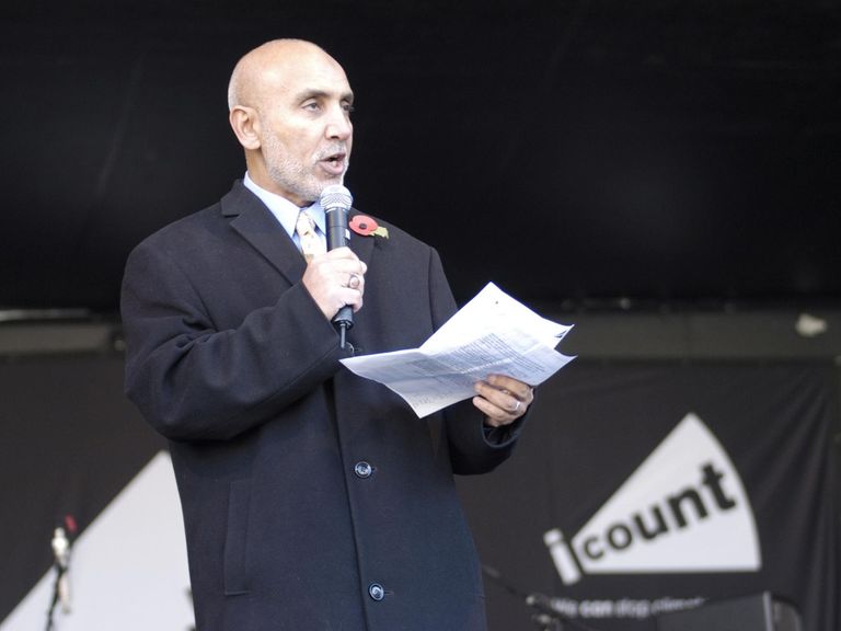 هاني البنا يتحدث إلى حشد خلال مظاهرة بلندن