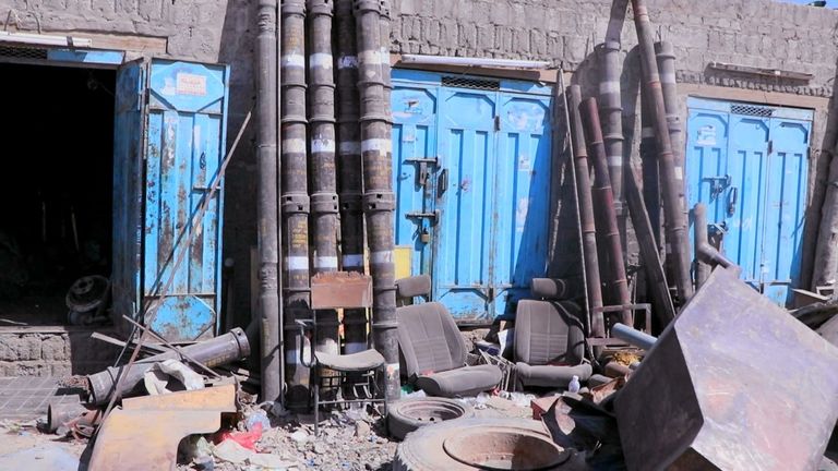 الشاب اليمني خالد يتعامل مع إحدى القطع