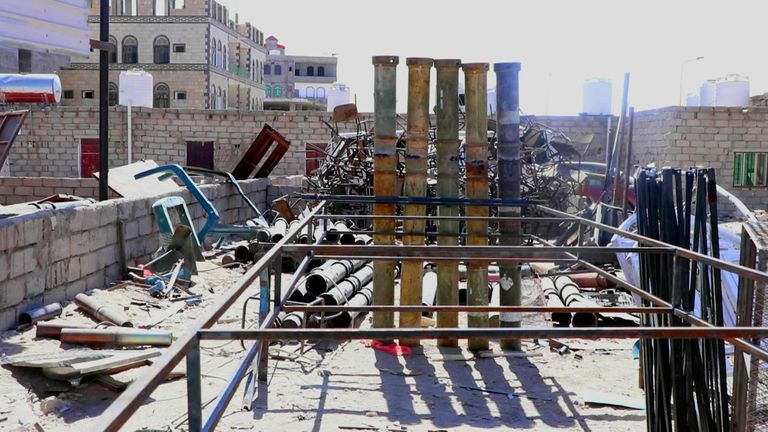 الشاب اليمني خالد يتعامل مع إحدى القطع