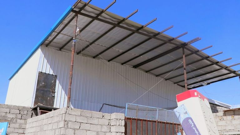 الشاب اليمني خالد يتعامل مع إحدى القطع