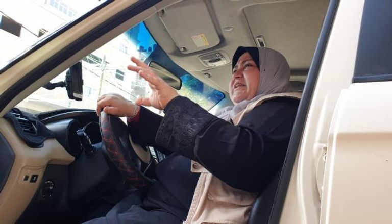 فلسطينية تفتتح أول مكتب سيارات للنساء بغزة