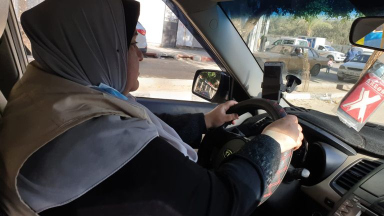 فلسطينية تفتتح أول مكتب سيارات للنساء بغزة