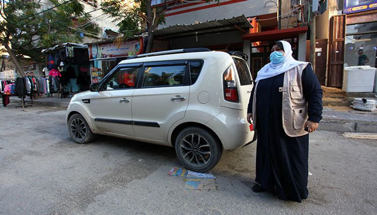فلسطينية تفتتح أول مكتب سيارات للنساء بغزة