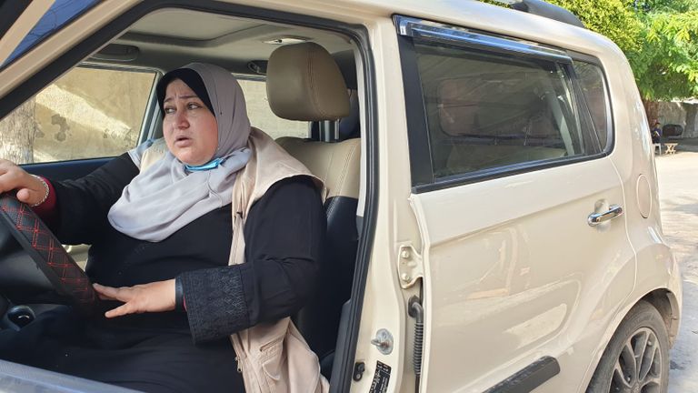 فلسطينية تفتتح أول مكتب سيارات للنساء بغزة