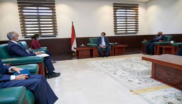 رئيس الوزراء السوداني خلال لقاء القائم بأعمال "اليونتامس" 