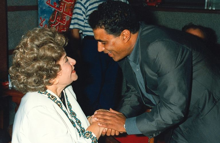 الفنان المصري الراحل أحمد زكي يصافح الفنانة القديرة الراحلة سناء جميل الفنان أحمد زكي