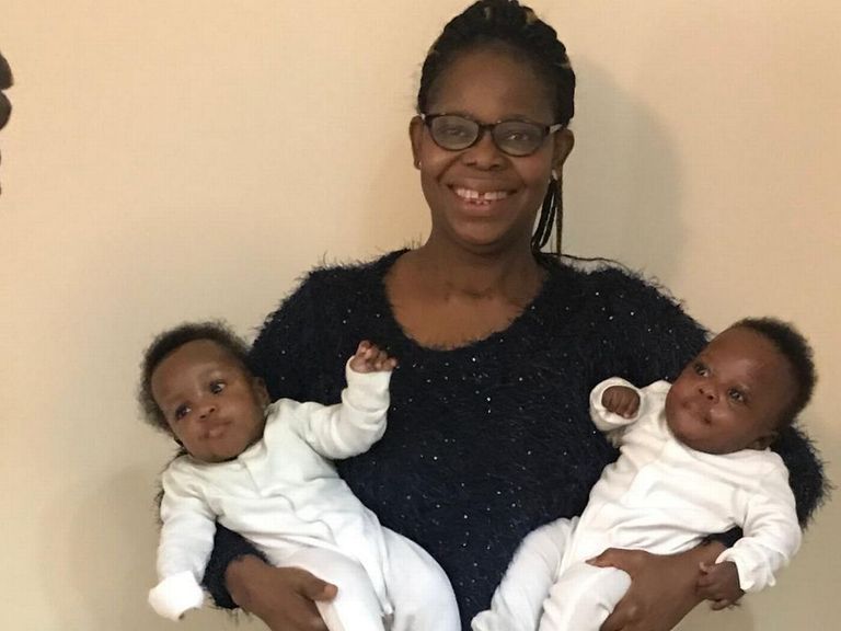 البريطانية بربتشوال أوك، تحمل تؤامها عقب إفاقتها من الغيبوبة بسبب فيروس كورونا الأب والأم والتوأم