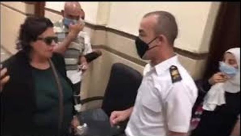 سيدة المحكمة أثناء تعديها على الضابط