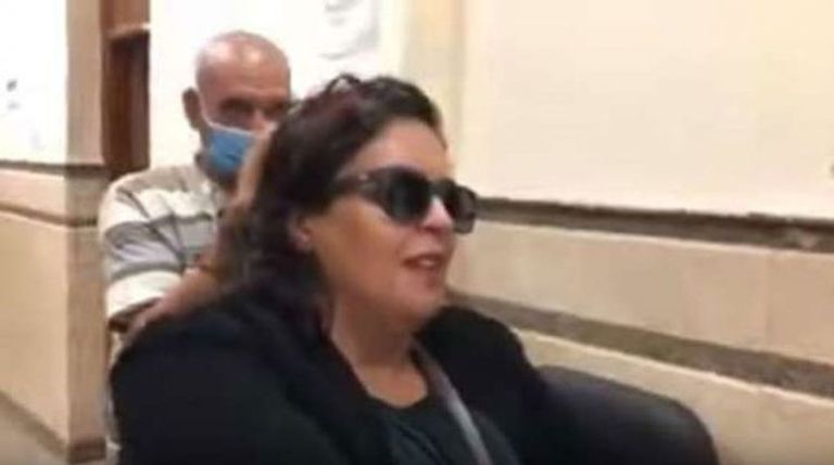 سيدة المحكمة أثناء تعديها على الضابط