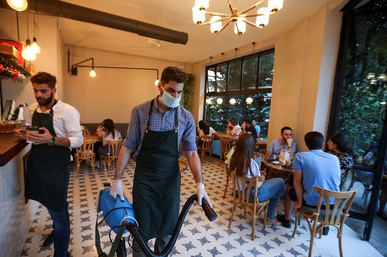 امرأة ترتدي كمامة للوقاية من فيروس كورونا في إيران