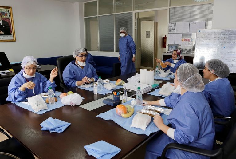 امرأة ترتدي كمامة للوقاية من فيروس كورونا في إيران