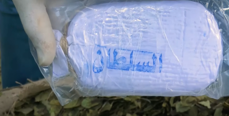 رجال الشرطة يفرغون إحدى الحاويات