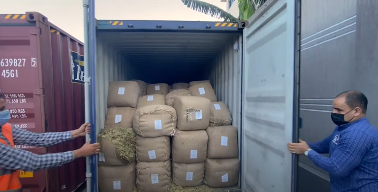 رجال الشرطة يفرغون إحدى الحاويات