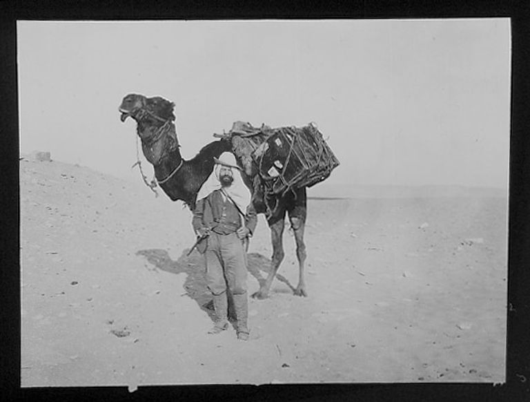 العالم الألماني إرنست سترومر مع أحد مساعديه