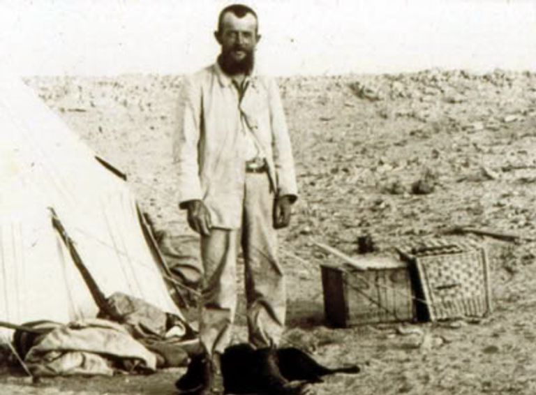 العالم الألماني إرنست سترومر مع أحد مساعديه