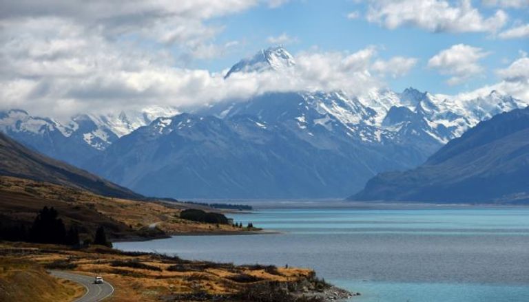 أزمة تؤرق نيوزلندا.. سياح يقضون حوائجهم في أجمل مناظر الأرخبيل