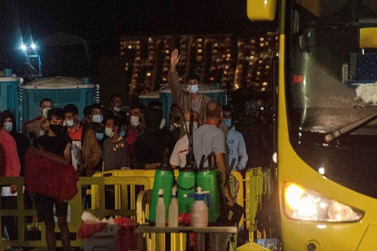 سارة بيطاشي في مكالمة فيديو مع شقيقها