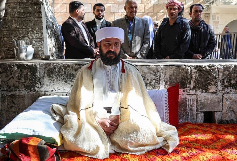 أحد الأيزيديين يقبل يد علي إلياس