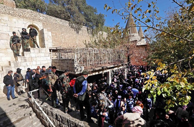 أحد الأيزيديين يقبل يد علي إلياس