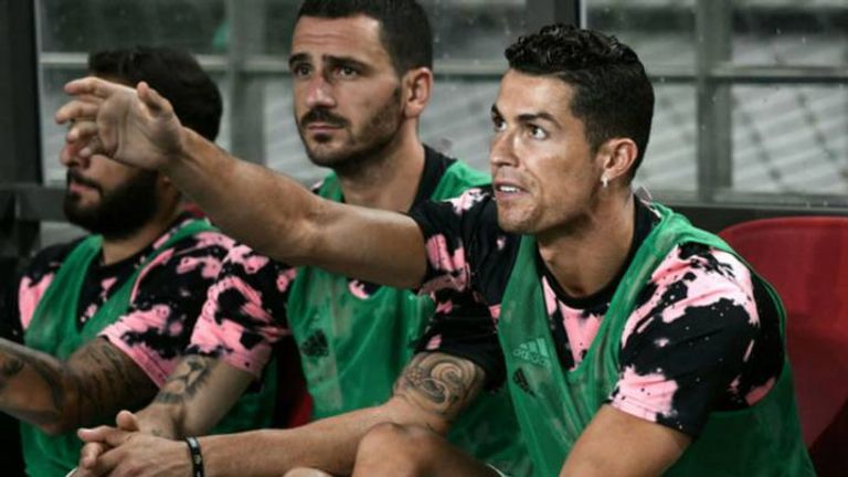 كريستيانو رونالدو نجم يوفنتوس خلال المباراة الودية الجماهير الكورية ترفع صورة كريستيانو رونالدو