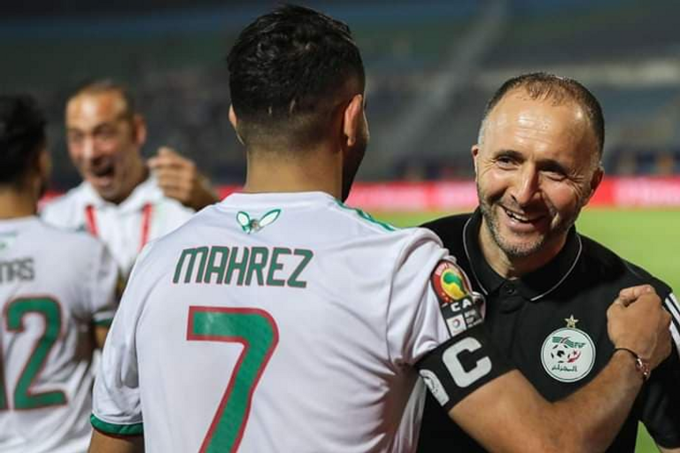 رياض محرز قائد منتخب الجزائر وجمال بلماضي مدرب الفريق رياض محرز قائد منتخب الجزائر وجمال بلماضي مدرب الفريق
