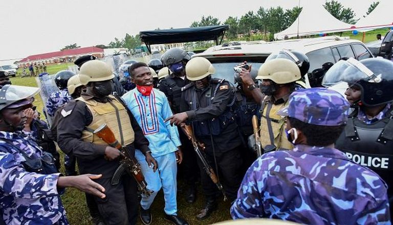 الشرطة في أوغندا تعتقل أحد المتظاهرين
