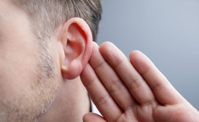 هناك مؤشرات واضحة لا يجب تجاهلها على تضرر حاسة السمع