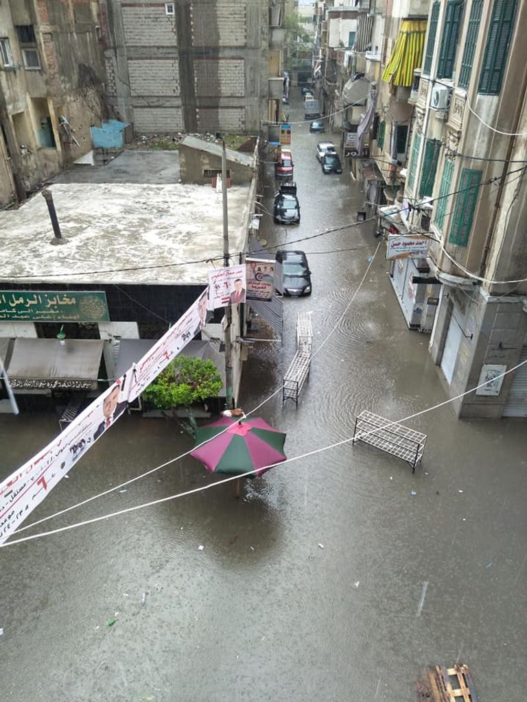 الأمطار أغرقت الشوارع والميادين