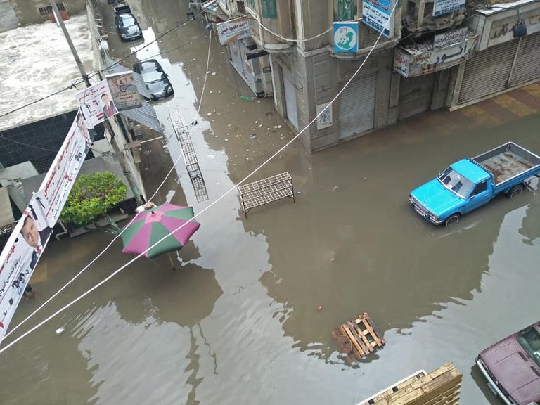 الأمطار أغرقت الشوارع والميادين