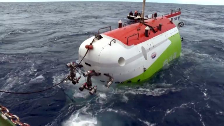 الغواصة الصينية لحظة إسقاطها في الماء لبدء المهمة