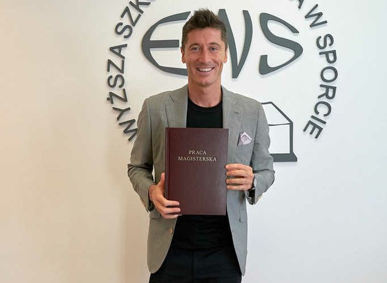 روبرت ليفاندوفسكي مهاجم بايرن ميونيخ جورجيو كيلليني مدافع يوفنتوس