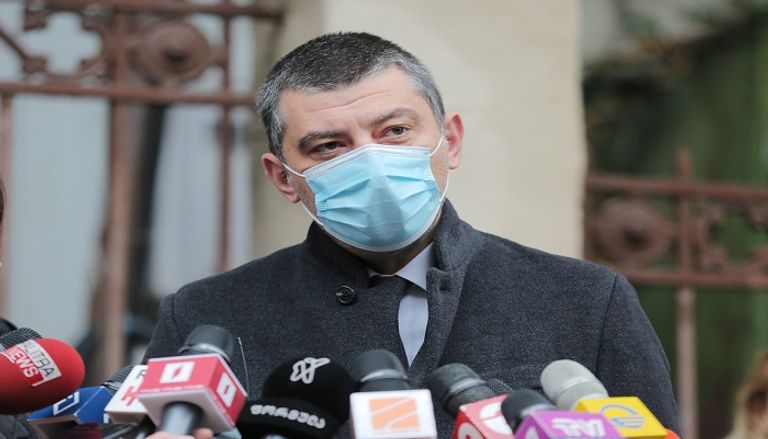 رئيس وزراء جورجيا يدلي بصوته في مركز اقتراع