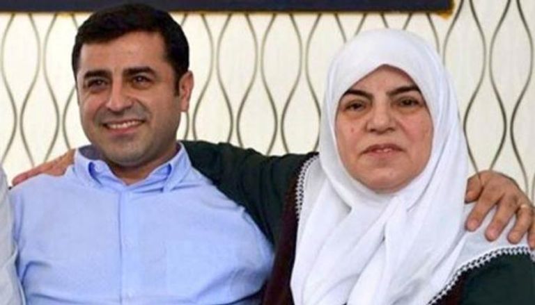 القيادي الكردي المعارض دميرتاش ووالدته