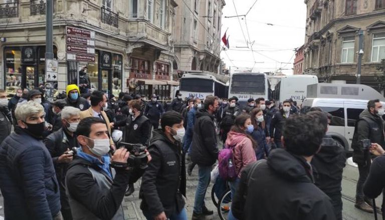 جانب من الوقفة الاحتجاجية في إسطنبول قبل الفض