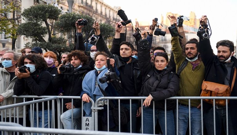 جانب من المظاهرات التي تشهدها فرنسا ضد مشروع قانون عدم تصوير الشرطة - أ.ف.ب