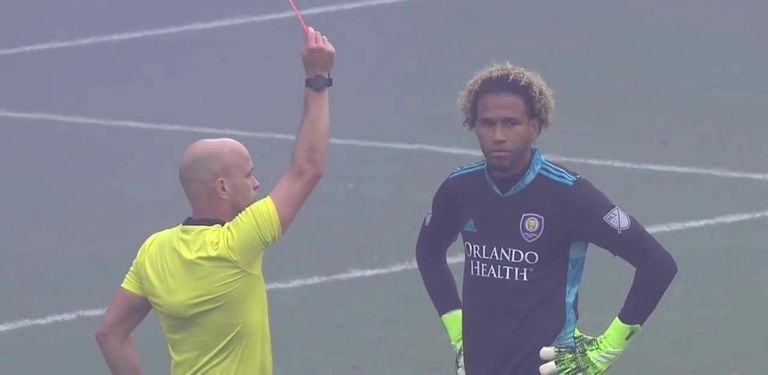 بيدرو جاليس حارس أورلاندو يتلقى البطاقة الحمراء من فوز أورلاندو على نيويورك سيتي بركلات الترجيح