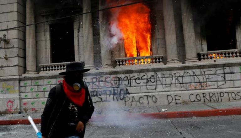 النيران تشتعل داخل البرلمان في جواتيمالا