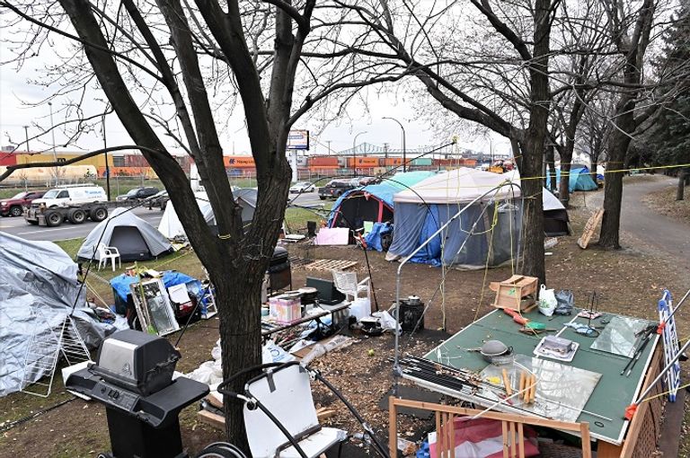 مخيمات المشردين في شوارع مونتريال