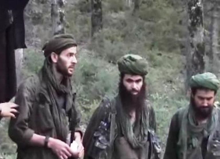الإرهابي درودكال في جبال الجزائر مع عناصر تنظيم "الجماعة السلفية للدعوة والقتال" الإرهابي أبوعبيدة يوسف العنابي - أرشيفية
