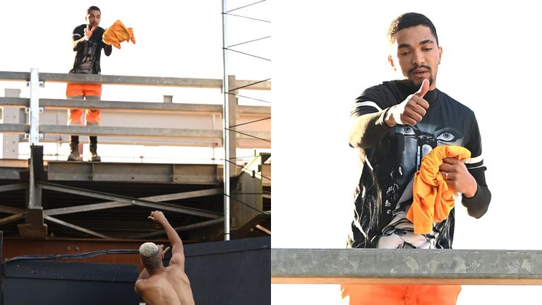 ريتشارليسون لاعب إيفرتون مع أحد عمال البناء في ملعب كرافين كوتاج ليونيل ميسي قائد برشلونة