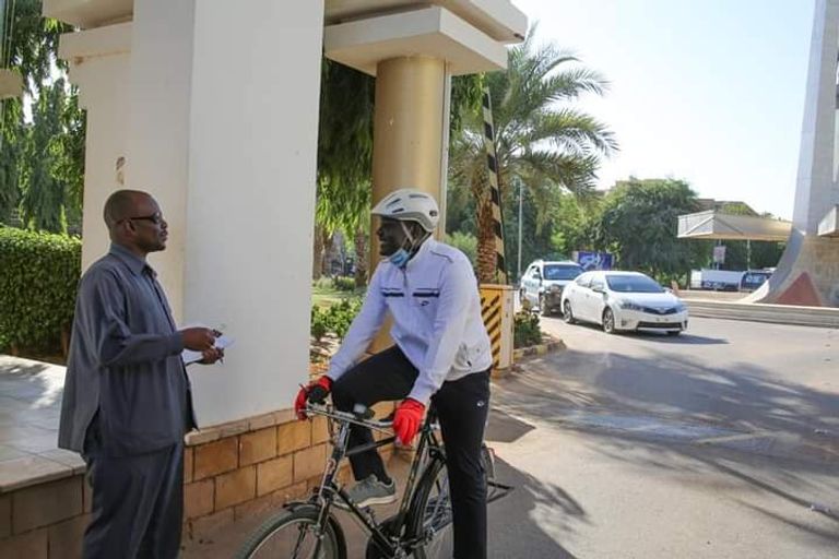 التعايشي راكبا الدراجة الهوائية