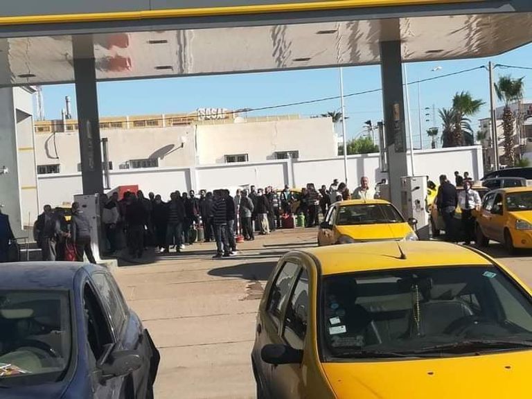 طابور أمام محطة للتزود بالغاز