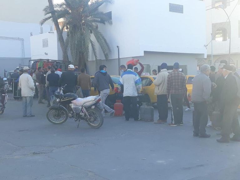 طابور أمام محطة للتزود بالغاز