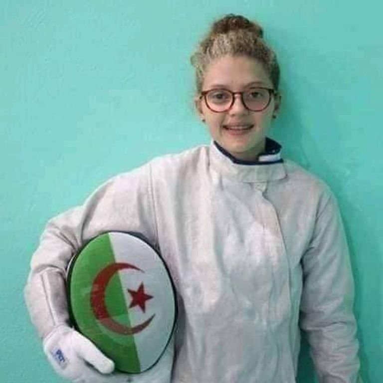 التلميذة التي تعرضت للطرد بسبب تصفيفة شعرها المجعد